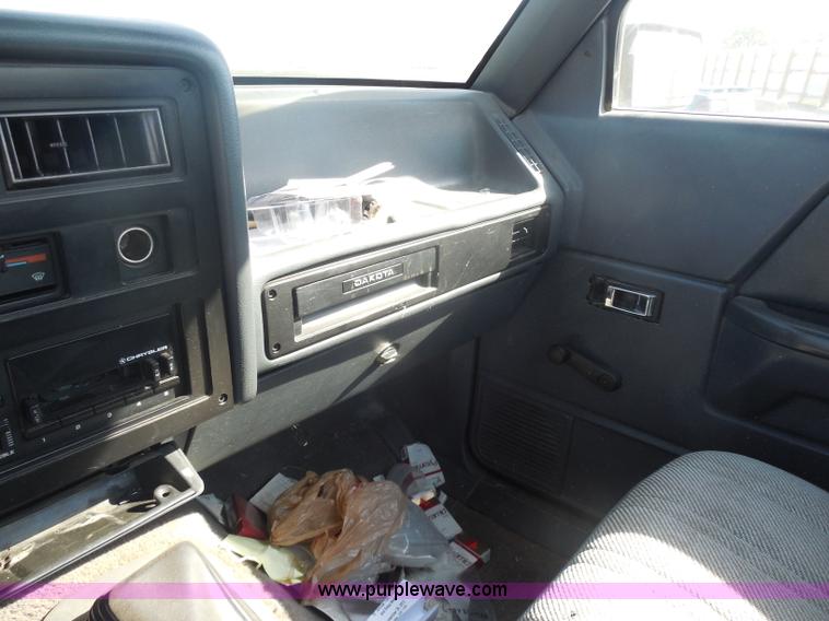 image for item I1299 1993 Dodge Dakota pickup truck