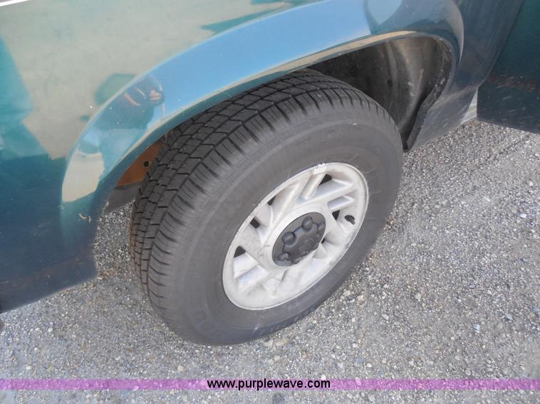 image for item I1299 1993 Dodge Dakota pickup truck