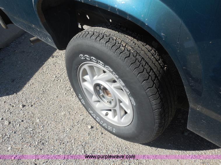 image for item I1299 1993 Dodge Dakota pickup truck