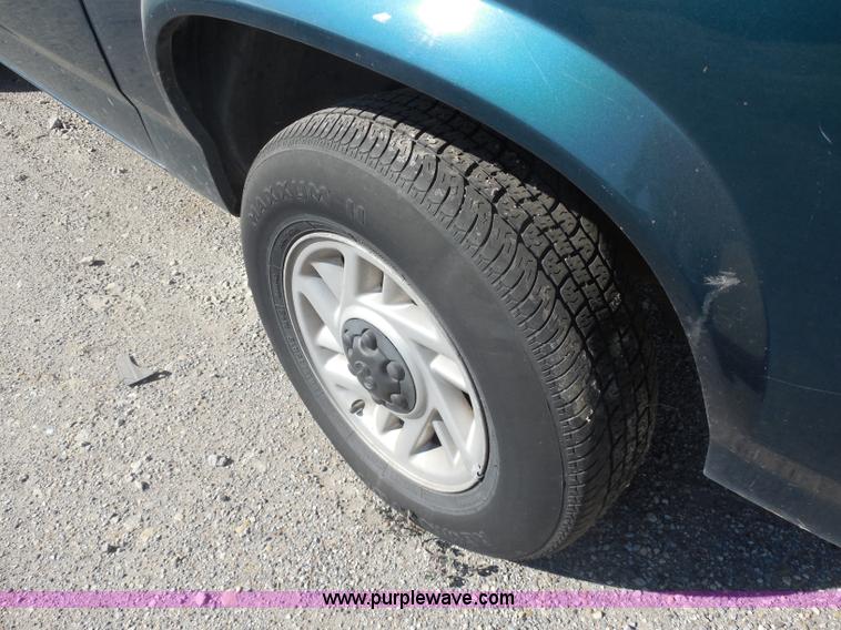 image for item I1299 1993 Dodge Dakota pickup truck