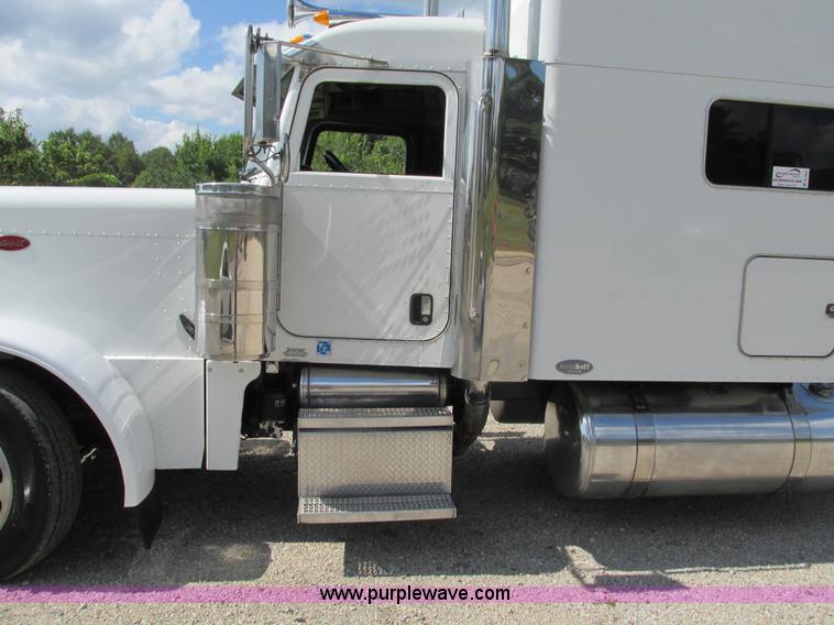 image for item B5880 2005 Peterbilt 379 semi truck