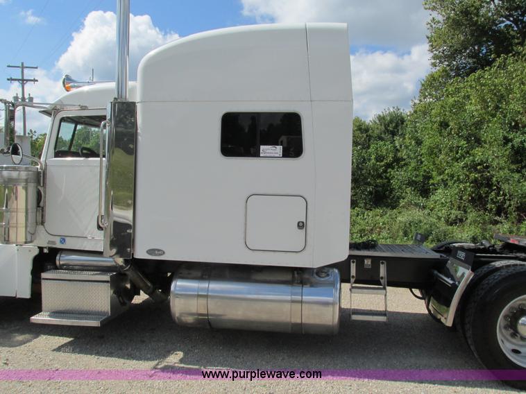 image for item B5880 2005 Peterbilt 379 semi truck