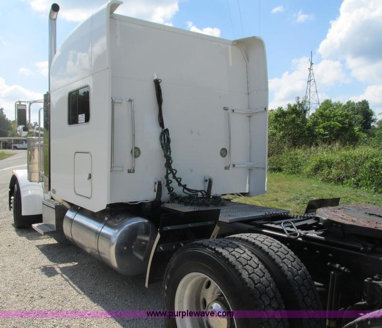 image for item B5880 2005 Peterbilt 379 semi truck