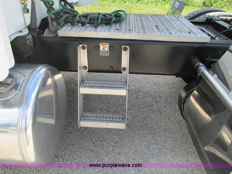 image for item B5880 2005 Peterbilt 379 semi truck