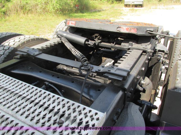 image for item B5880 2005 Peterbilt 379 semi truck