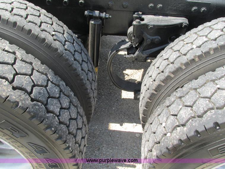 image for item B5880 2005 Peterbilt 379 semi truck