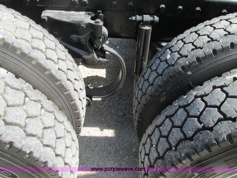 image for item B5880 2005 Peterbilt 379 semi truck