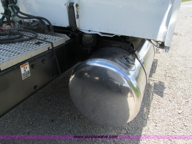 image for item B5880 2005 Peterbilt 379 semi truck