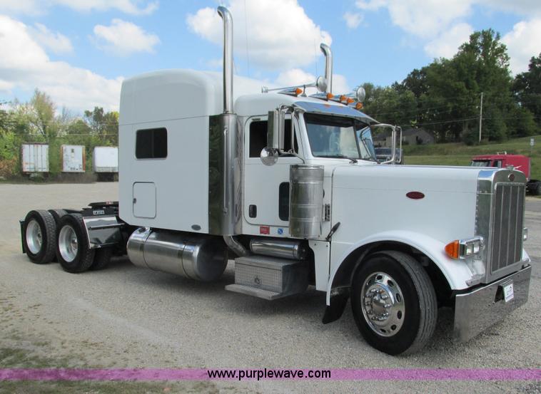 image for item B5880 2005 Peterbilt 379 semi truck