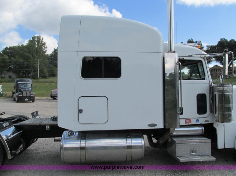 image for item B5880 2005 Peterbilt 379 semi truck