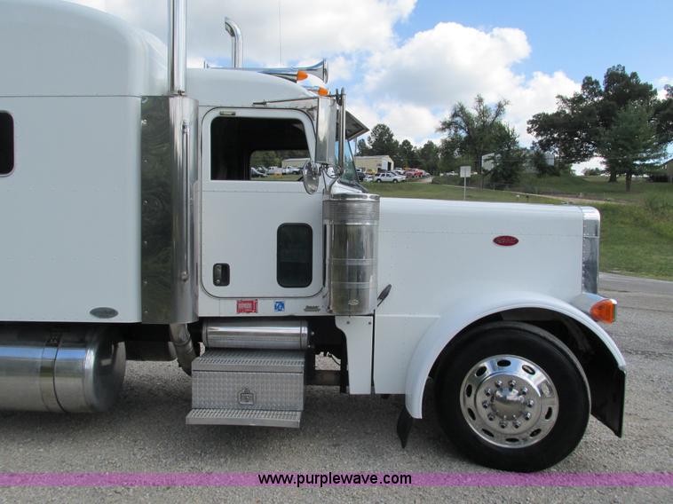 image for item B5880 2005 Peterbilt 379 semi truck