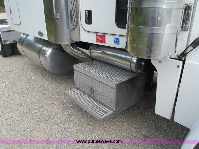 image for item B5880 2005 Peterbilt 379 semi truck