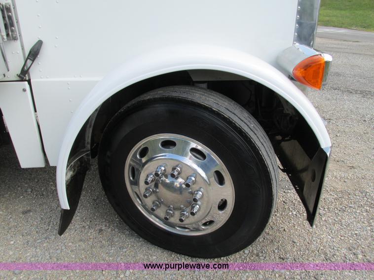 image for item B5880 2005 Peterbilt 379 semi truck