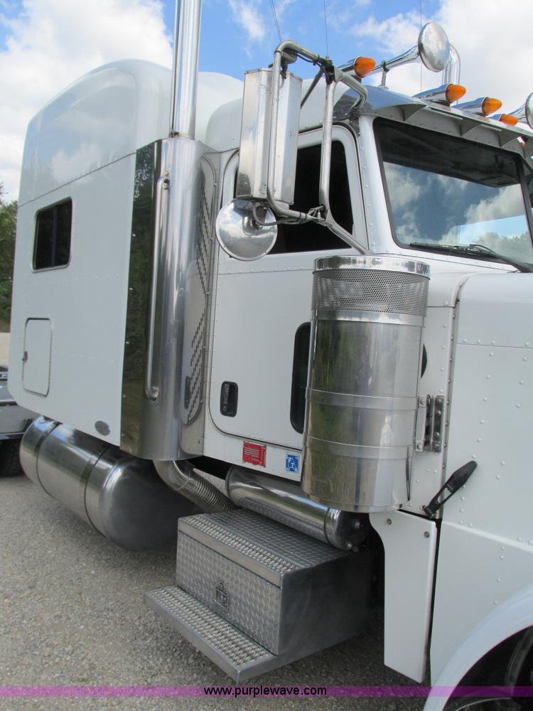image for item B5880 2005 Peterbilt 379 semi truck