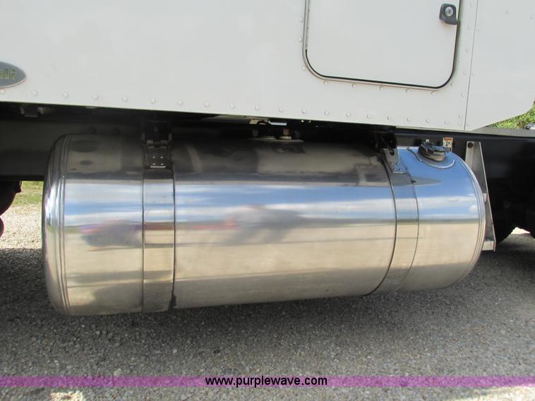 image for item B5880 2005 Peterbilt 379 semi truck