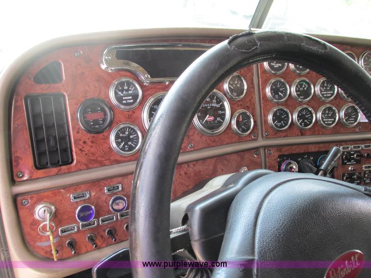 image for item B5880 2005 Peterbilt 379 semi truck