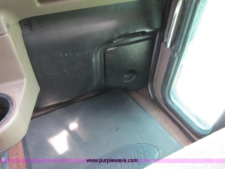 image for item B5880 2005 Peterbilt 379 semi truck