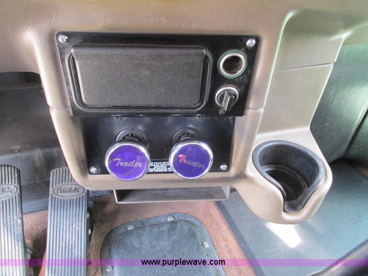 image for item B5880 2005 Peterbilt 379 semi truck