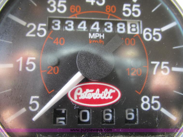 image for item B5880 2005 Peterbilt 379 semi truck