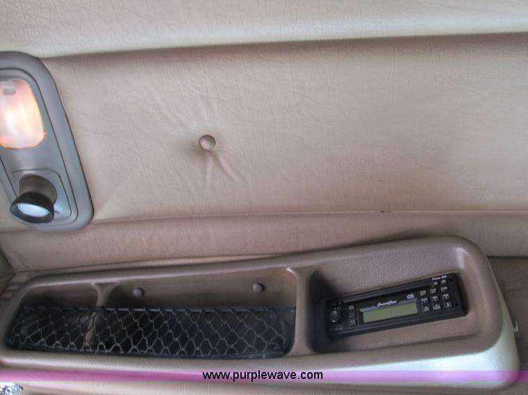 image for item B5880 2005 Peterbilt 379 semi truck