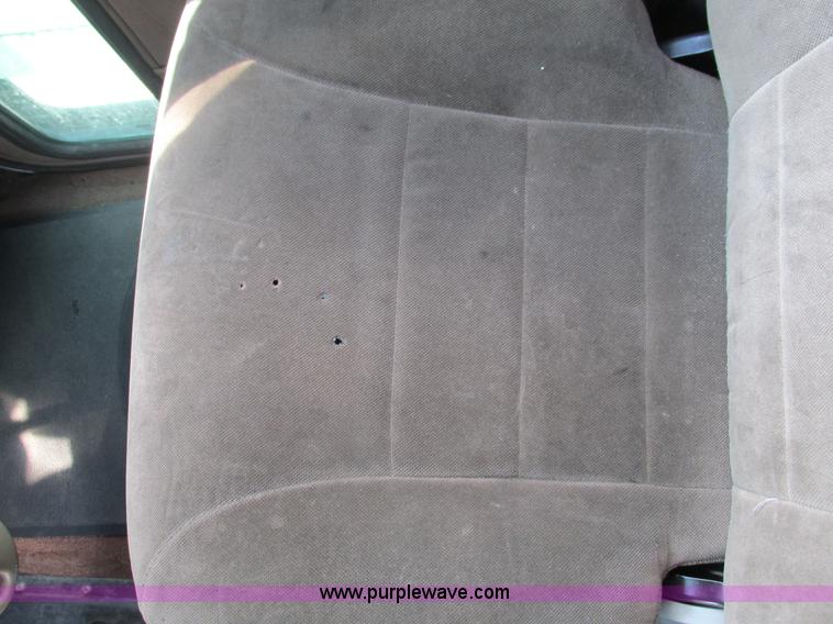 image for item B5880 2005 Peterbilt 379 semi truck