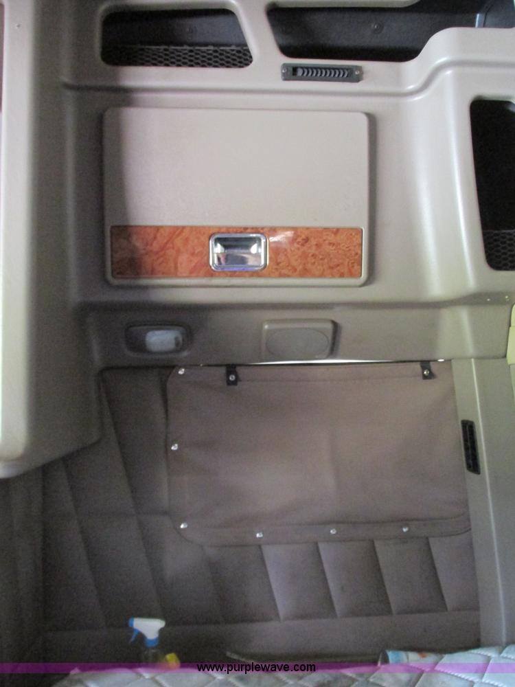 image for item B5880 2005 Peterbilt 379 semi truck