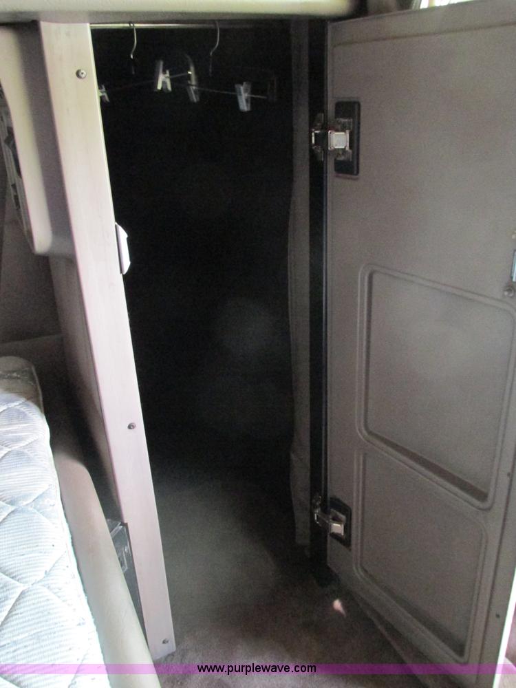 image for item B5880 2005 Peterbilt 379 semi truck