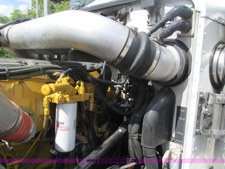 image for item B5880 2005 Peterbilt 379 semi truck