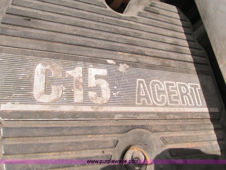 image for item B5880 2005 Peterbilt 379 semi truck