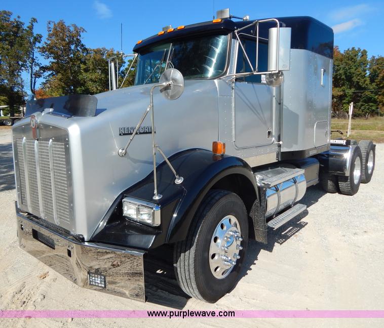image for item B5973 1999 Kenworth T800 semi truck