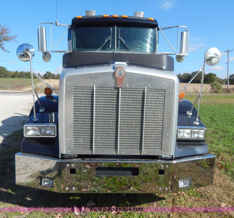 image for item B5973 1999 Kenworth T800 semi truck