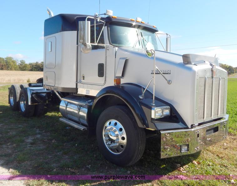image for item B5973 1999 Kenworth T800 semi truck