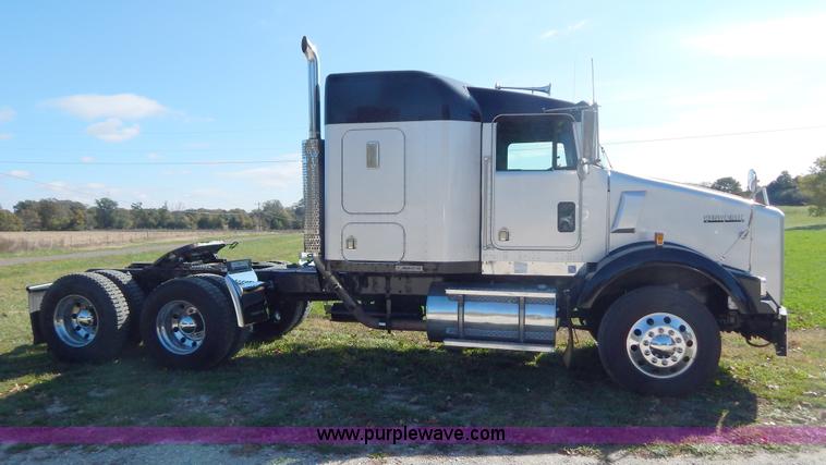 image for item B5973 1999 Kenworth T800 semi truck