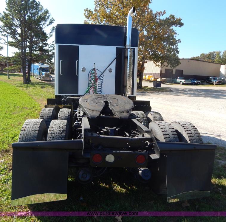 image for item B5973 1999 Kenworth T800 semi truck