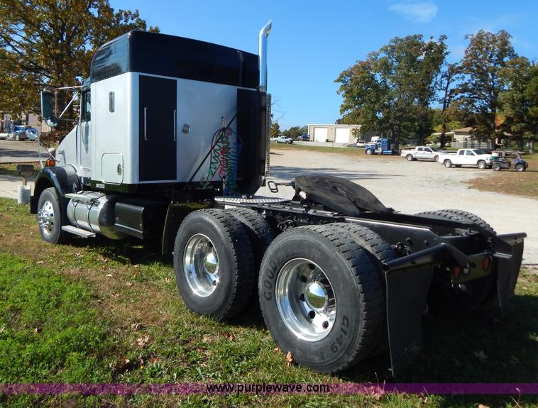 image for item B5973 1999 Kenworth T800 semi truck