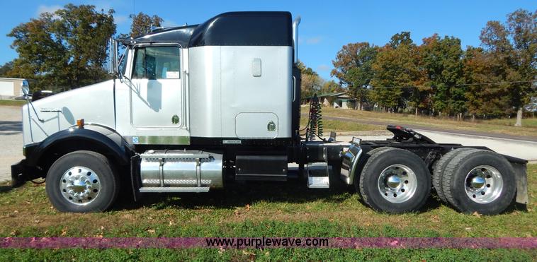 image for item B5973 1999 Kenworth T800 semi truck