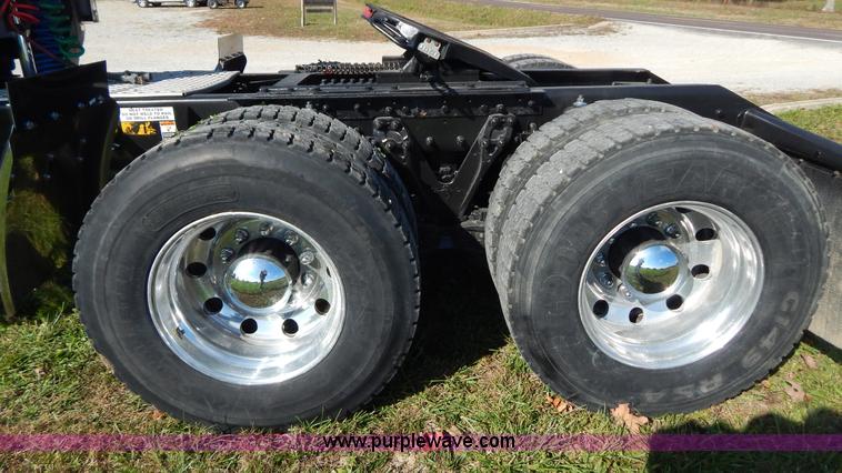 image for item B5973 1999 Kenworth T800 semi truck