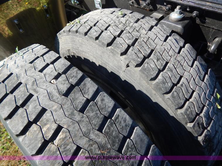 image for item B5973 1999 Kenworth T800 semi truck