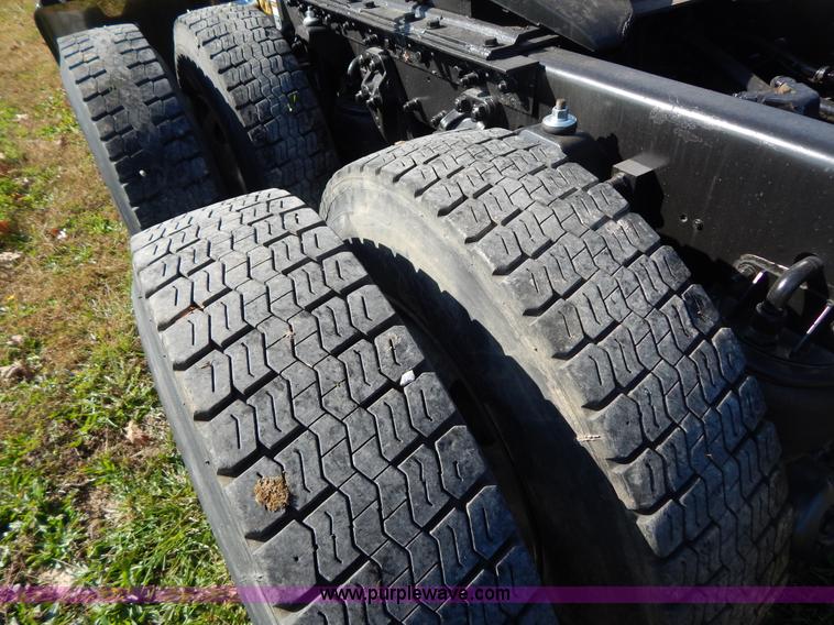 image for item B5973 1999 Kenworth T800 semi truck