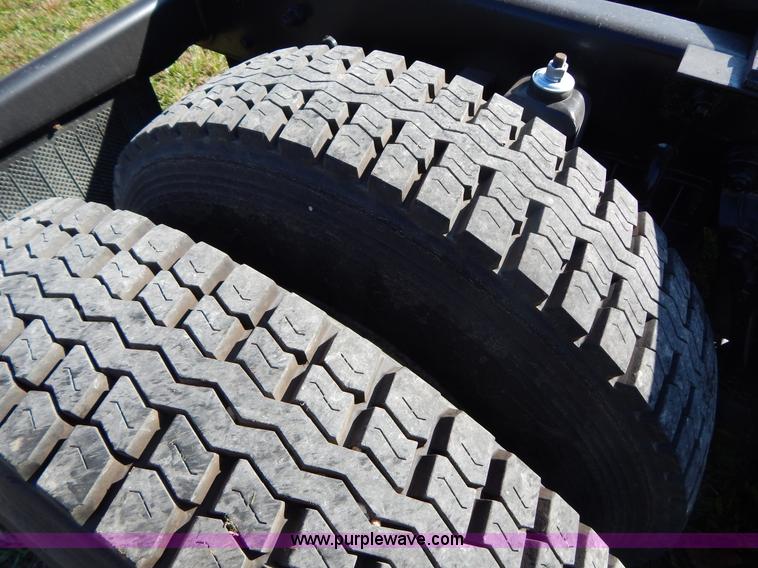 image for item B5973 1999 Kenworth T800 semi truck