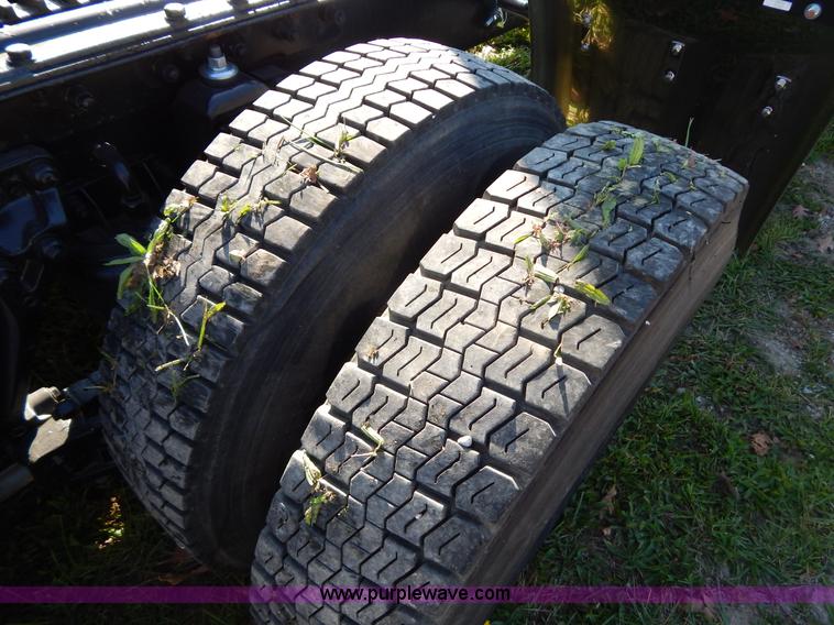 image for item B5973 1999 Kenworth T800 semi truck