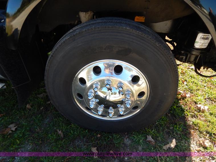 image for item B5973 1999 Kenworth T800 semi truck