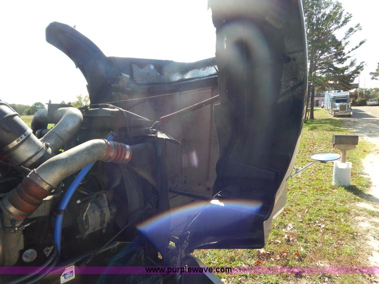 image for item B5973 1999 Kenworth T800 semi truck