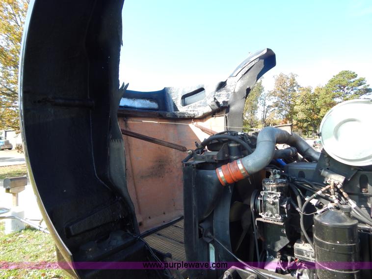 image for item B5973 1999 Kenworth T800 semi truck