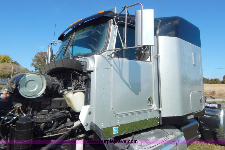 image for item B5973 1999 Kenworth T800 semi truck