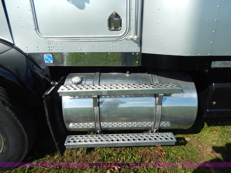 image for item B5973 1999 Kenworth T800 semi truck