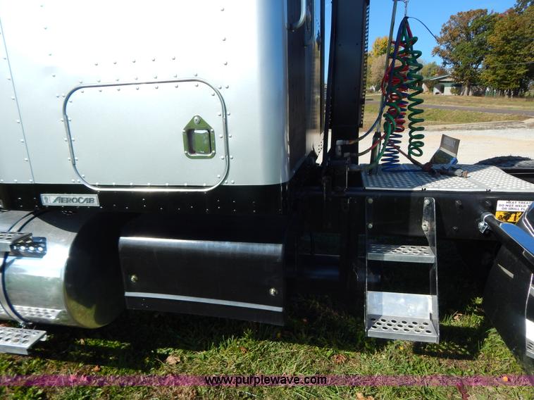 image for item B5973 1999 Kenworth T800 semi truck