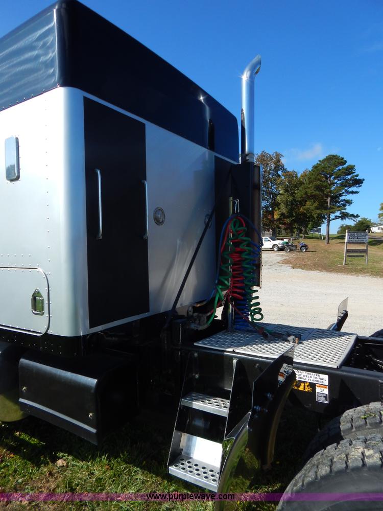 image for item B5973 1999 Kenworth T800 semi truck