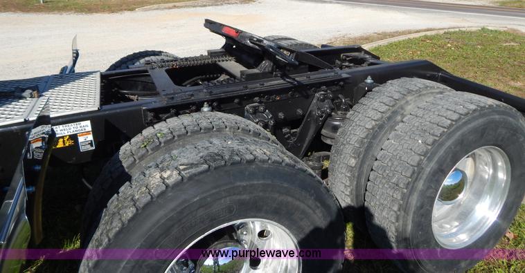 image for item B5973 1999 Kenworth T800 semi truck