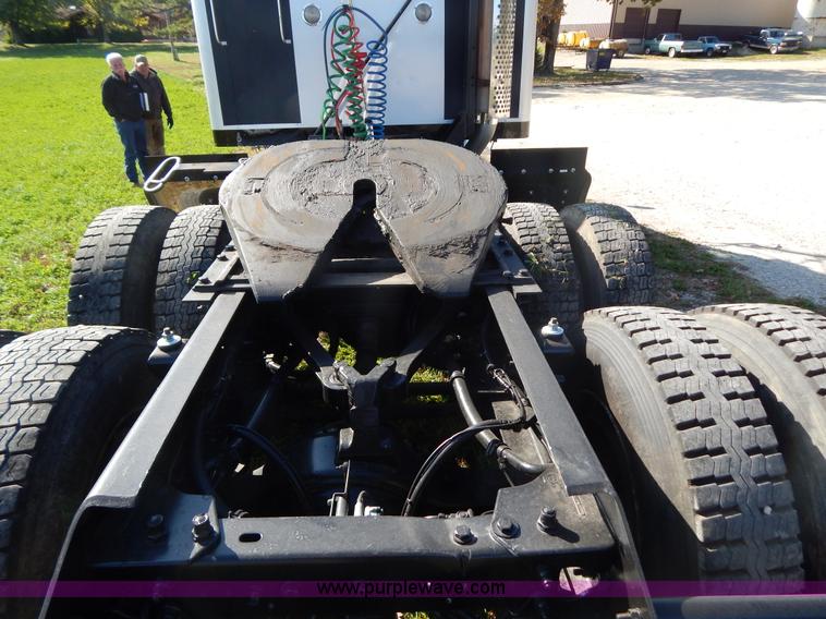 image for item B5973 1999 Kenworth T800 semi truck